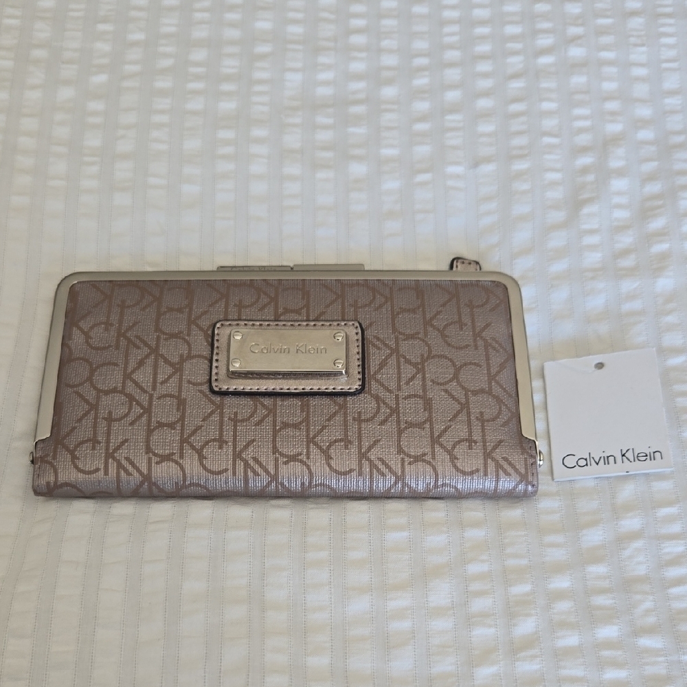 Calvin Klein Wallet NWT with   Kiss Closure Large